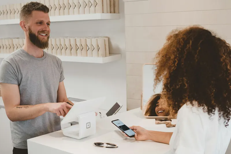 Commerçant et cliente au comptoir d’une boutique