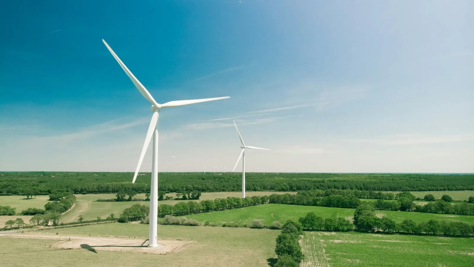 Éoliennes dans un paysage de campagne verdoyant